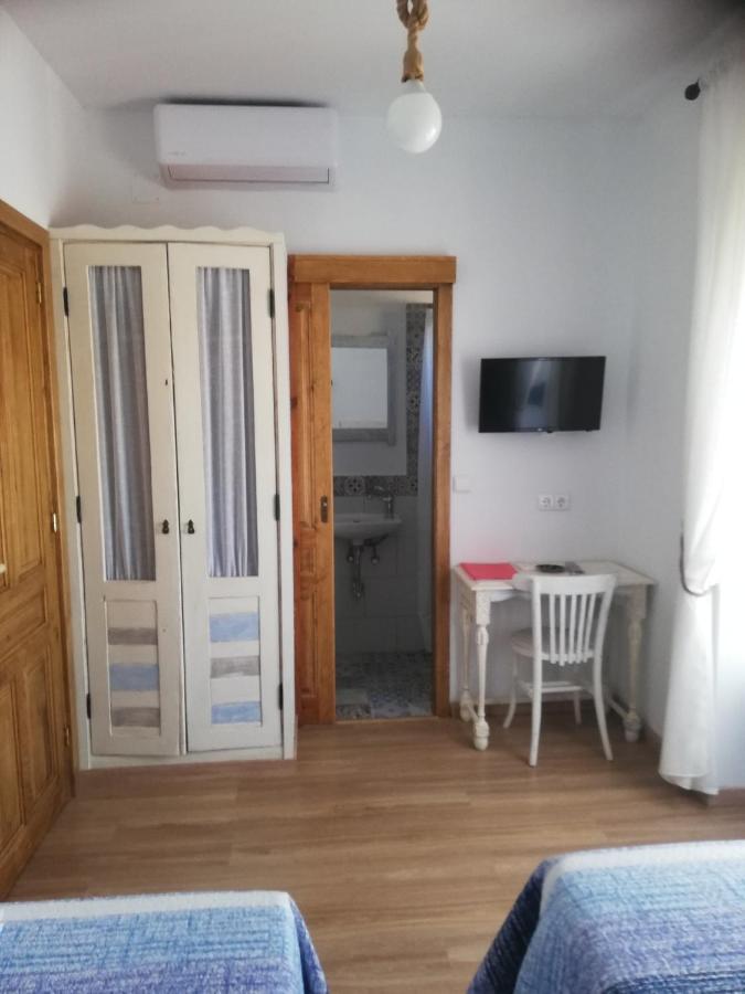 Hostal El Lugar De La Mancha Argamasilla De Alba Bagian luar foto