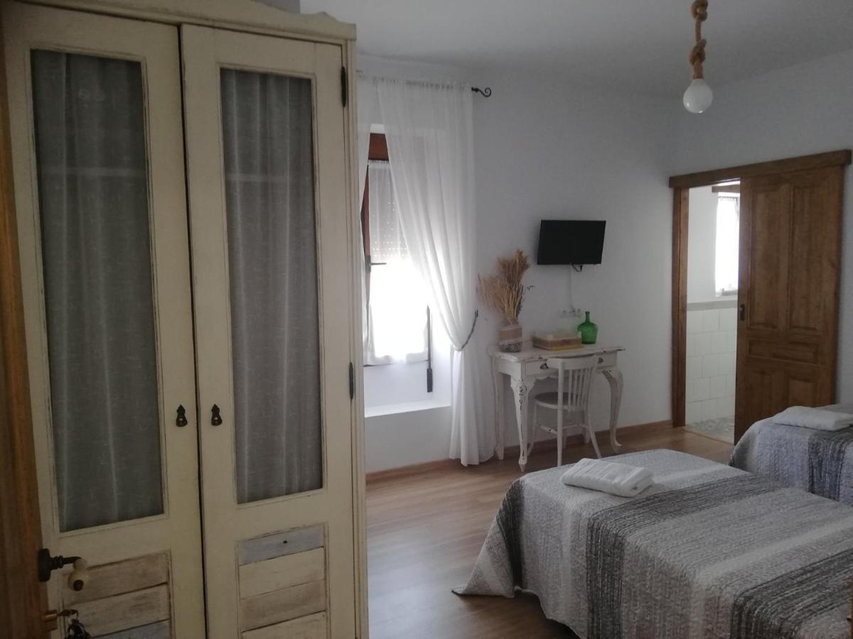 Hostal El Lugar De La Mancha Argamasilla De Alba Bagian luar foto
