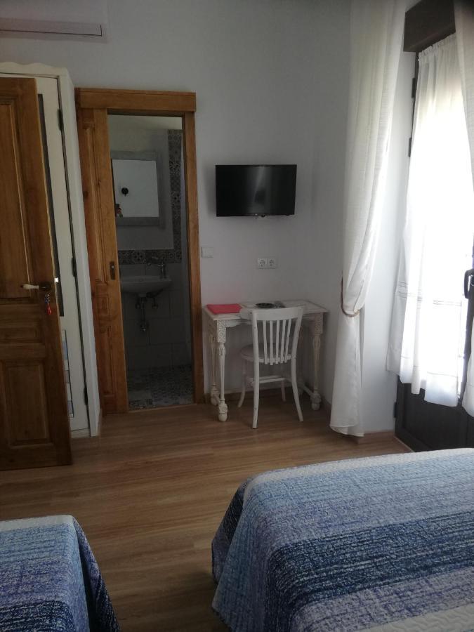 Hostal El Lugar De La Mancha Argamasilla De Alba Bagian luar foto